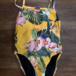 Jolyn one piece bathing suit size 30